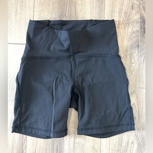Lululemon women’s train times 6 inch shorts size 4